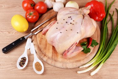 Ahşap masada çiğ tavuk.