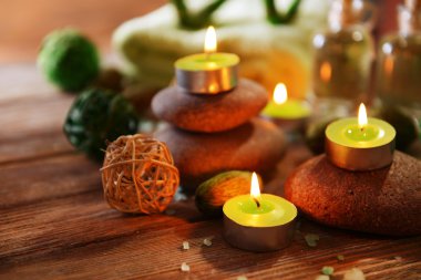 Ahşap arka planda spa tedavisinin bileşimi