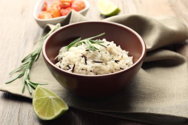 Lezzetli pirinç masaya servis yakın çekim