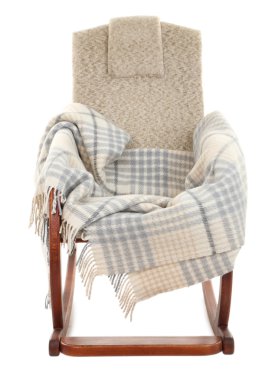 Modern sallanan sandalye üzerinde beyaz izole halı ile