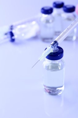 Aşı flakon şırınga ile içinde