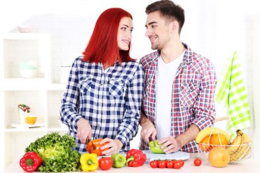 mutlu çift mutfakta sebze kesme