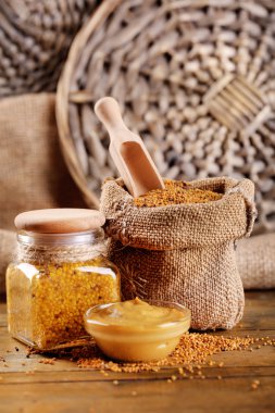 Çanta ve sos sos-tekne ahşap zemin üzerine hardal tohumu