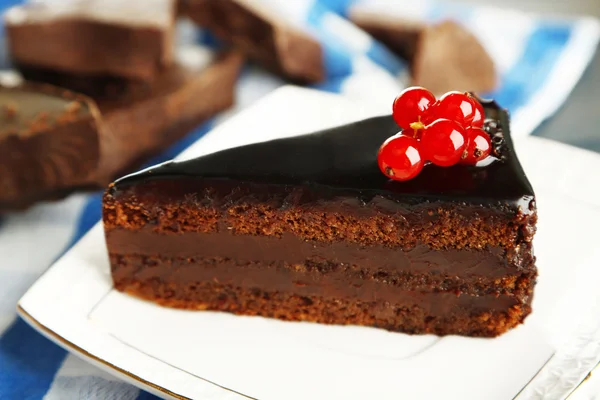 컬러 나무 배경에 접시에 신선한 딸기와 초콜릿 케이크 — 스톡 사진