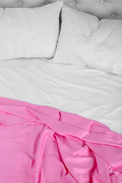 Zmačkaný růžové Povlečení na postel — Stock fotografie