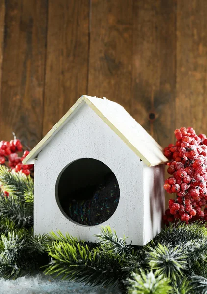 Handgemaakte birdhouse in de winter — Stockfoto