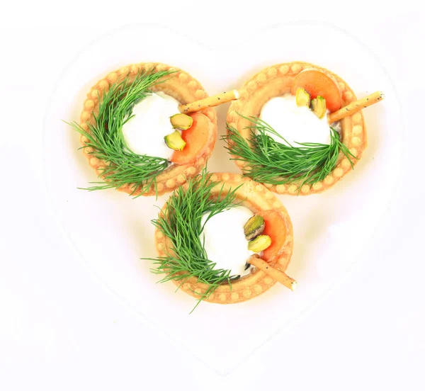Tartlets met greens en groenten met saus op plaat geïsoleerd op wit — Stockfoto