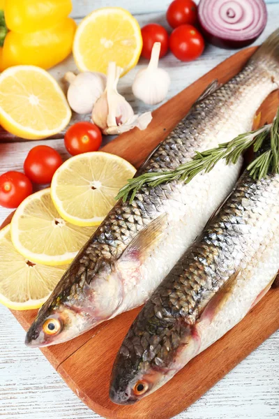 Čerstvé syrové ryby a složek potravin na stole — Stock fotografie