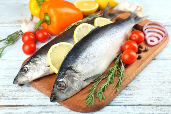 Taze çiğ balık ve gıda maddeleri masada