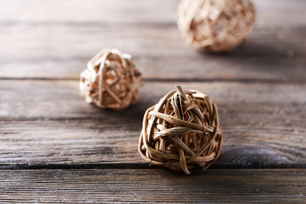 Плетеный шар на столе крупным планом
