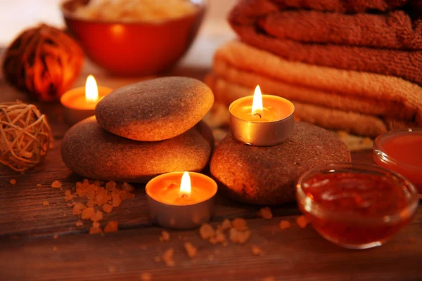 Composição de tratamento de spa em fundo de madeira — Fotografia de Stock