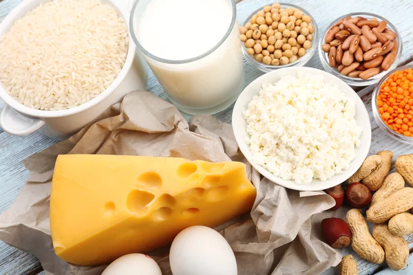 Alimentos ricos em proteínas na mesa, close-up — Fotografia de Stock