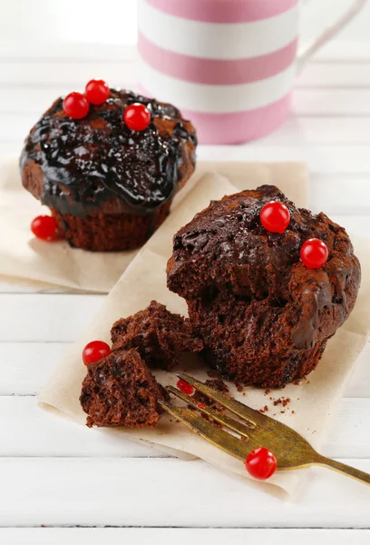 Yummy chocolate cupcake on table — Stock Photo, Image