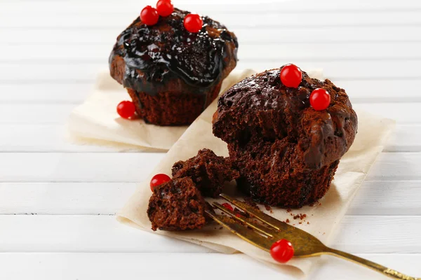 Delicioso cupcake de chocolate en la mesa — Foto de Stock