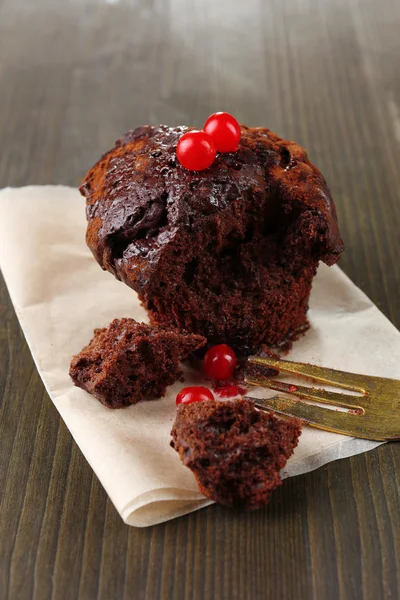 Yummy chocolate cupcake on table — Stock Photo, Image