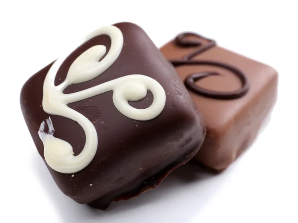 Pyszne czekoladowe cukierki na białym tle — Zdjęcie stockowe