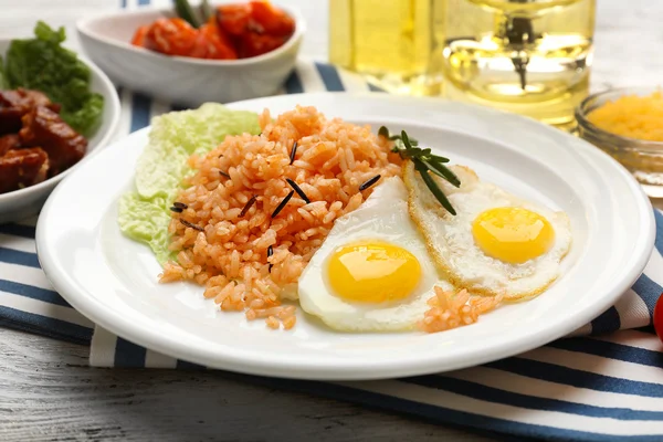 Smakelijke rijst geserveerd op tafel, close-up — Stockfoto