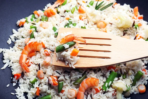 Smakelijke rijst voorbereiding in wok, close-up — Stockfoto