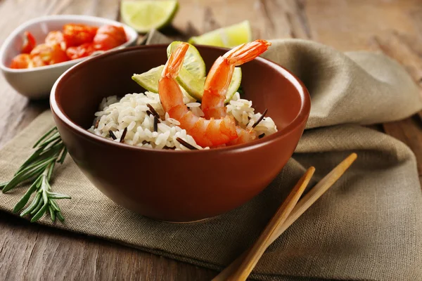 Läckra ris serveras på bord, närbild — Stockfoto