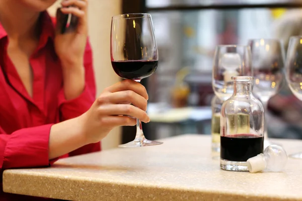 Wine tasting in bar — Stock Photo, Image