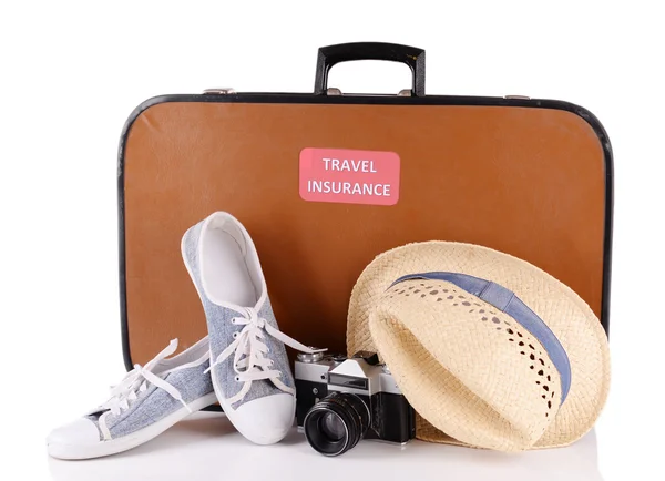 Reisekoffer mit Aufschrift Reiseversicherung isoliert auf weiß — Stockfoto