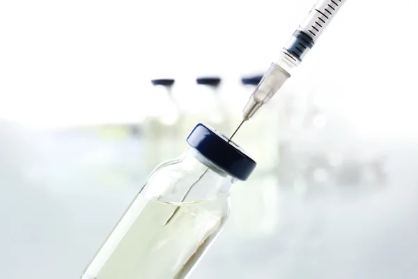 Vacina em frasco para injetáveis com seringa — Fotografia de Stock