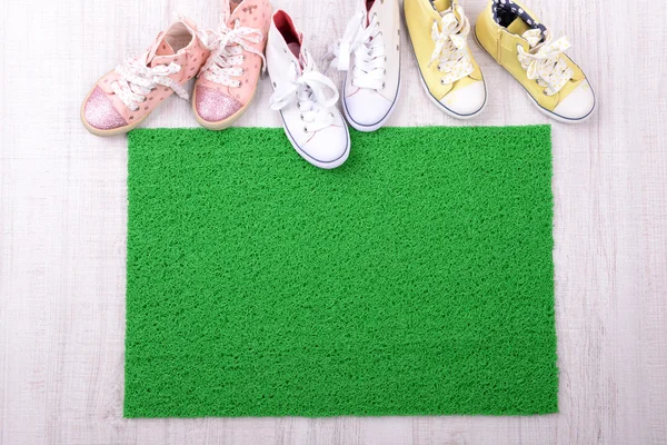 Groene tapijt op de vloer en converseren close-up — Stockfoto