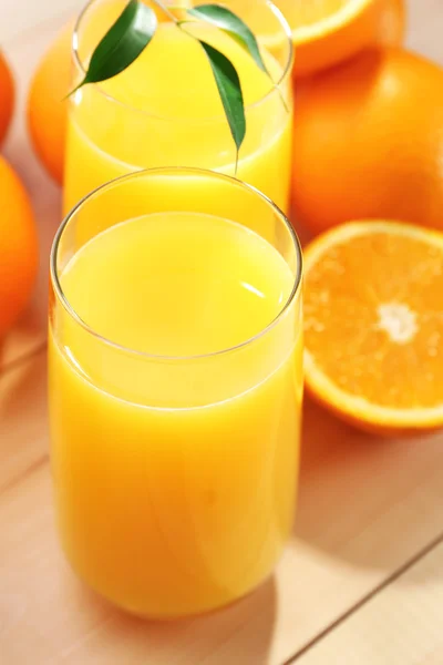 Čerstvě vymačkaná pomerančová šťáva, close-up — Stock fotografie