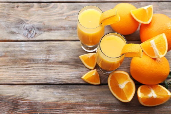 Ahşap masa üzerinde taze sıkılmış portakal suyu — Stok fotoğraf
