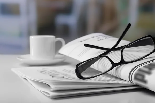 Brille und Zeitungen, Nahaufnahme — Stockfoto