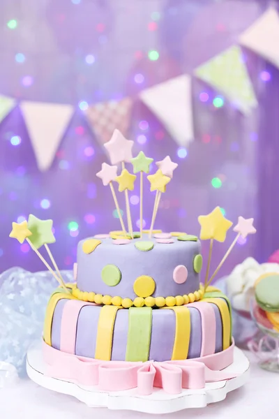 Delicioso bolo de aniversário no fundo roxo brilhante — Fotografia de Stock