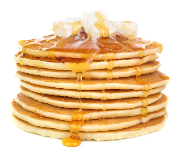 Stapel von leckeren Pfannkuchen mit Butter und Honig isoliert auf weiß — Stockfoto