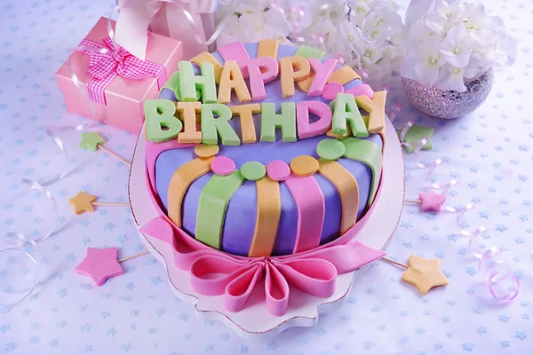 Vynikající narozeninový dort na tabulka detail — Stock fotografie
