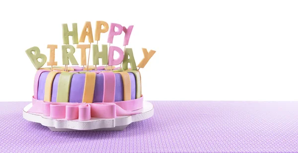 Delicioso bolo de aniversário na mesa no fundo branco — Fotografia de Stock