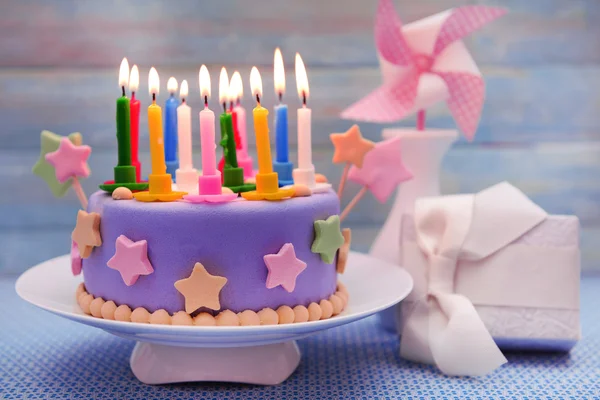 Delicioso bolo de aniversário na mesa no fundo claro — Fotografia de Stock