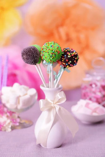 Söta cake pops i vas på bordet på ljus bakgrund — Stockfoto
