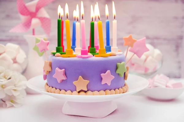 Heerlijke verjaardagscake op tafel op lichte achtergrond — Stockfoto