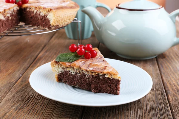 Sabroso pastel casero en la mesa — Foto de Stock