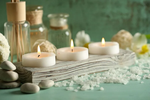组成的温泉治疗，用木制的背景上的水碗里的蜡烛 — 图库照片