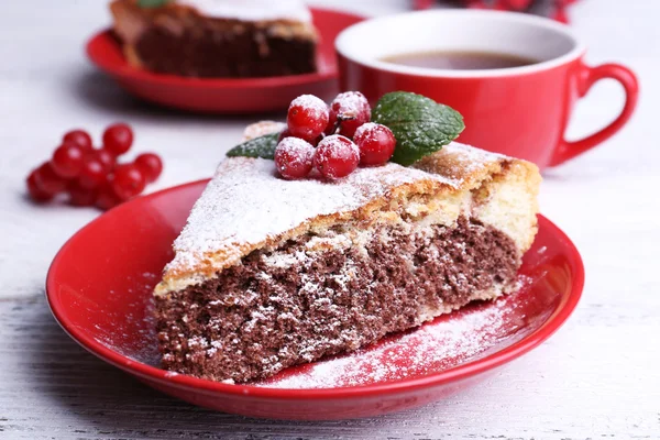 Leckere hausgemachte Torte auf dem Tisch — Stockfoto