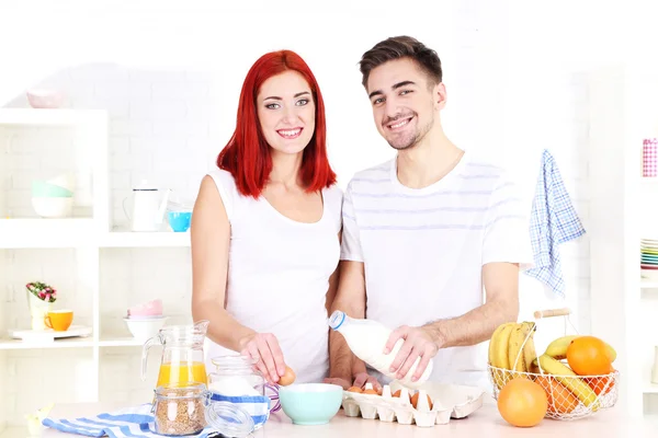 Casal feliz preparando assar massa na cozinha — Fotografia de Stock