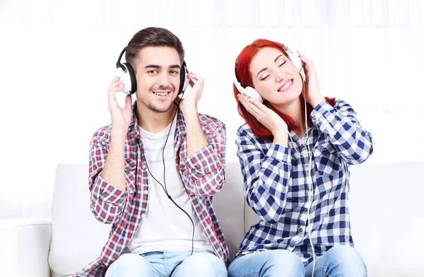 Couple listen to music at home — Stock Photo, Image