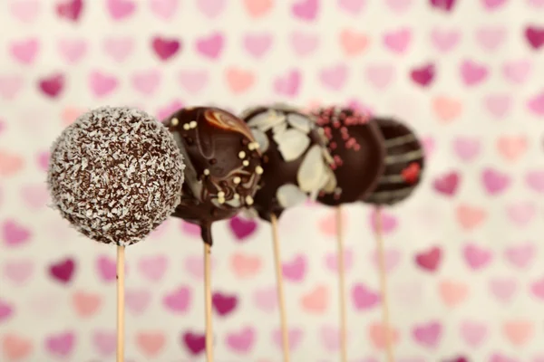 Leckere Cake Pops auf farbigem Hintergrund — Stockfoto