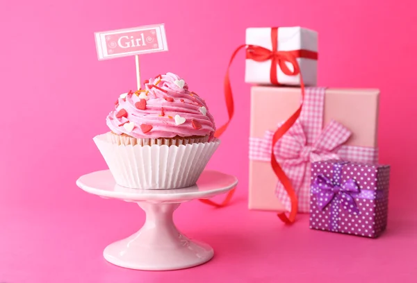 Delicious cupcake with inscription on pink background — Stock Photo, Image