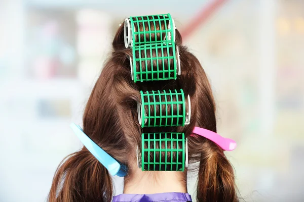 Hosszú női haj a haj öltözködés közben curler, közelkép, világos háttér — Stock Fotó