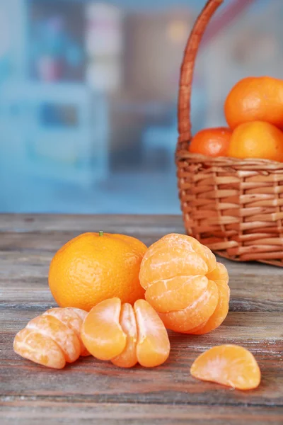 Tangerinas na mesa de madeira — Fotografia de Stock