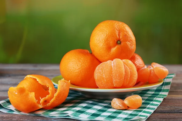 Mandarini in piatto sul tavolo — Foto Stock