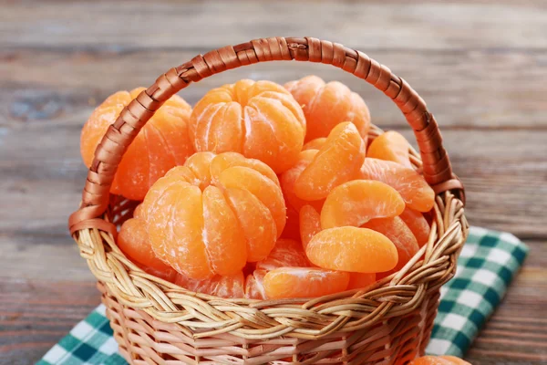 Tangerinas na mesa de madeira — Fotografia de Stock