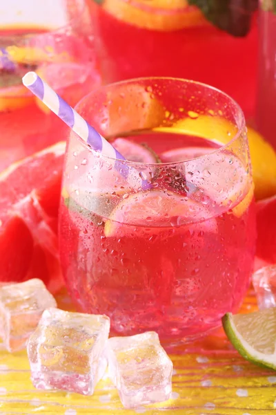 Gözlük ve sürahi parlak zemin üzerine pembe limonata — Stok fotoğraf