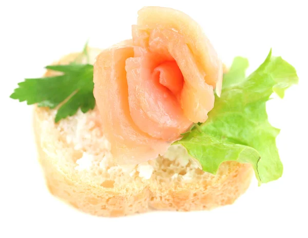 Salmone canape, olive nere ed erbe aromatiche su fetta di pane isolata su bianco — Foto Stock
